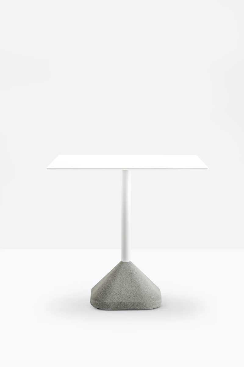 Concrete žurnālgaldiņš