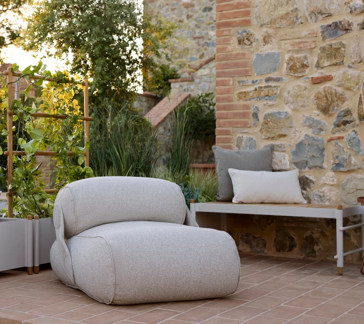 Sticks planter w/bench