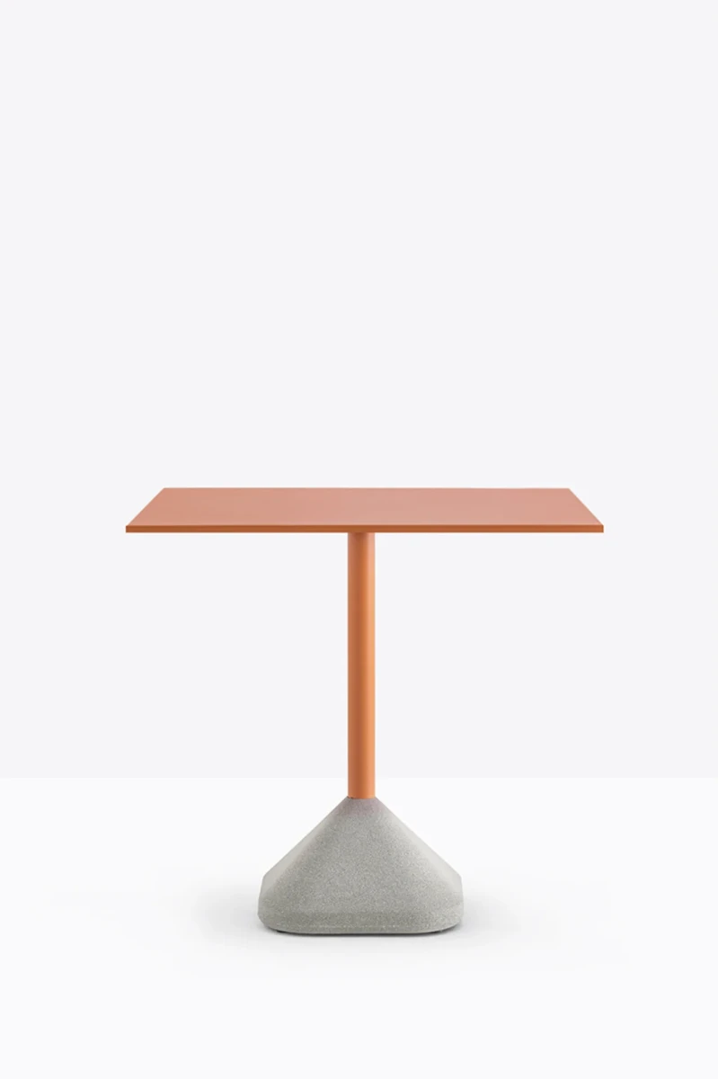Concrete žurnālgaldiņš