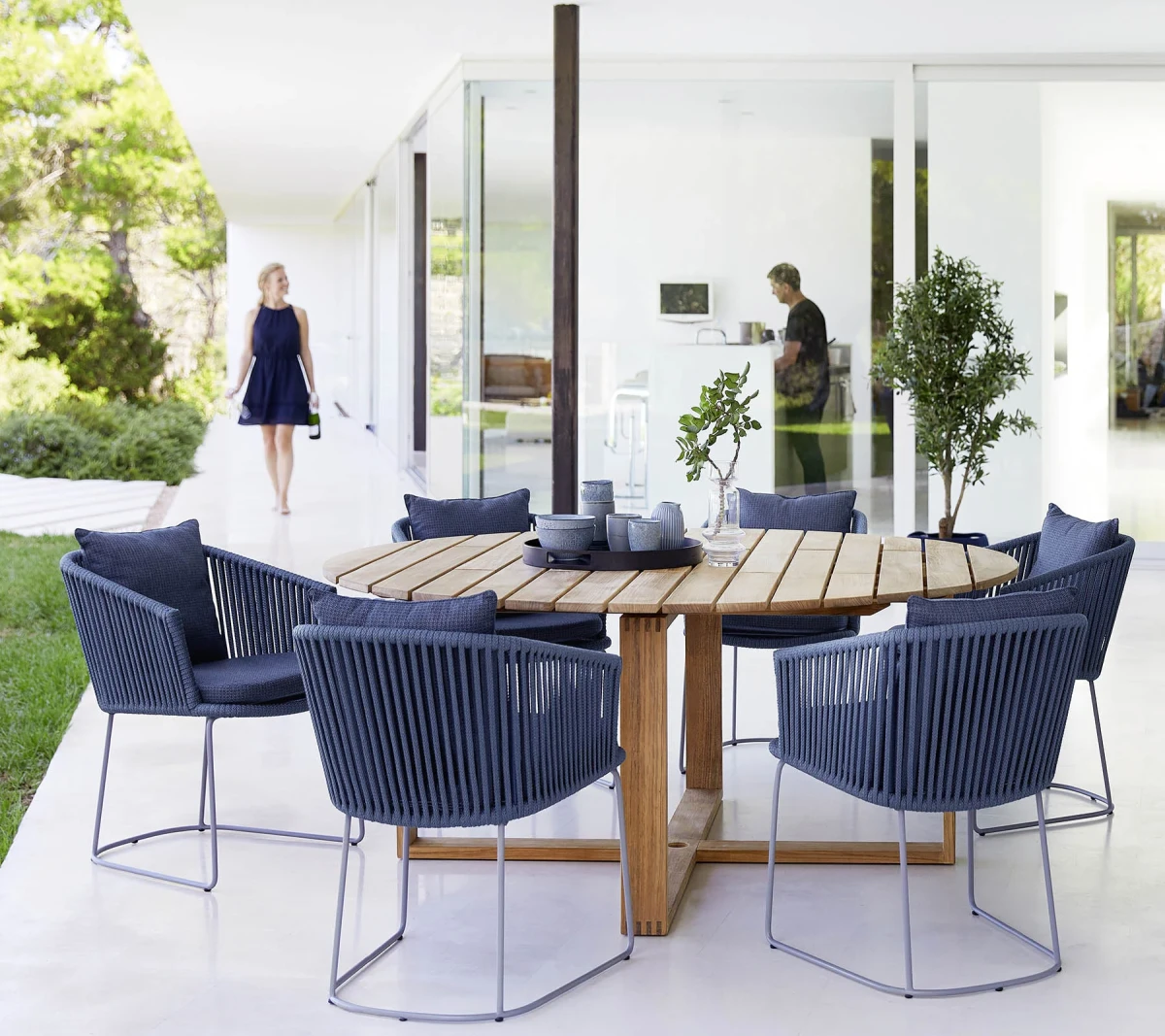 Endless dining table, dia. 170 cm