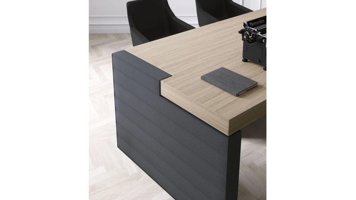 JERA executive desk